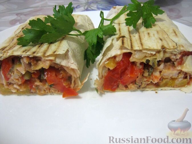 Домашняя шаурма в лаваше - это вкусно, сытно, удобно. Как мы раньше не знали это чудесное восточное блюдо? Основа шаурмы куриное мясо, а наполнители шаурмы по-домашнему могут быть по вкусу (корейская морковь, грибы маринованные или жаренные, овощи, жаренный картофель). 
Продукты (на 4 порции)
Тонкий лаваш - 4 шт.
Куриная грудка - 1-2 шт.
Свежие огурцы - 3 шт.
Помидоры - 3 шт.
Белокочанная капуста - 200 г
Картофель - 8 ст. л.
Сыр твердый 200 г
Майонез - 6 ст. ложек
Кетчуп - 6 ст. ложек
Соль - 0,5-1 ч. ложка
Перец - по вкусу
Растительное масло - 50 г