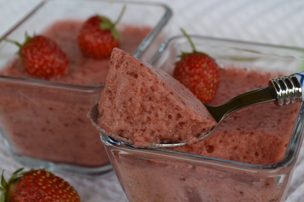 Самбука ликер. Самбука алкогольные напитки. Бейлис и самбука коктейль. Хиросима самбука, бейлис, абсент, сироп. Коктейль самбука сливки амаретто.