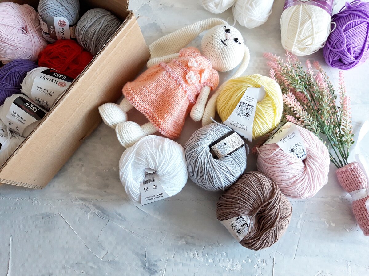 Вязаная зайка и пряжа