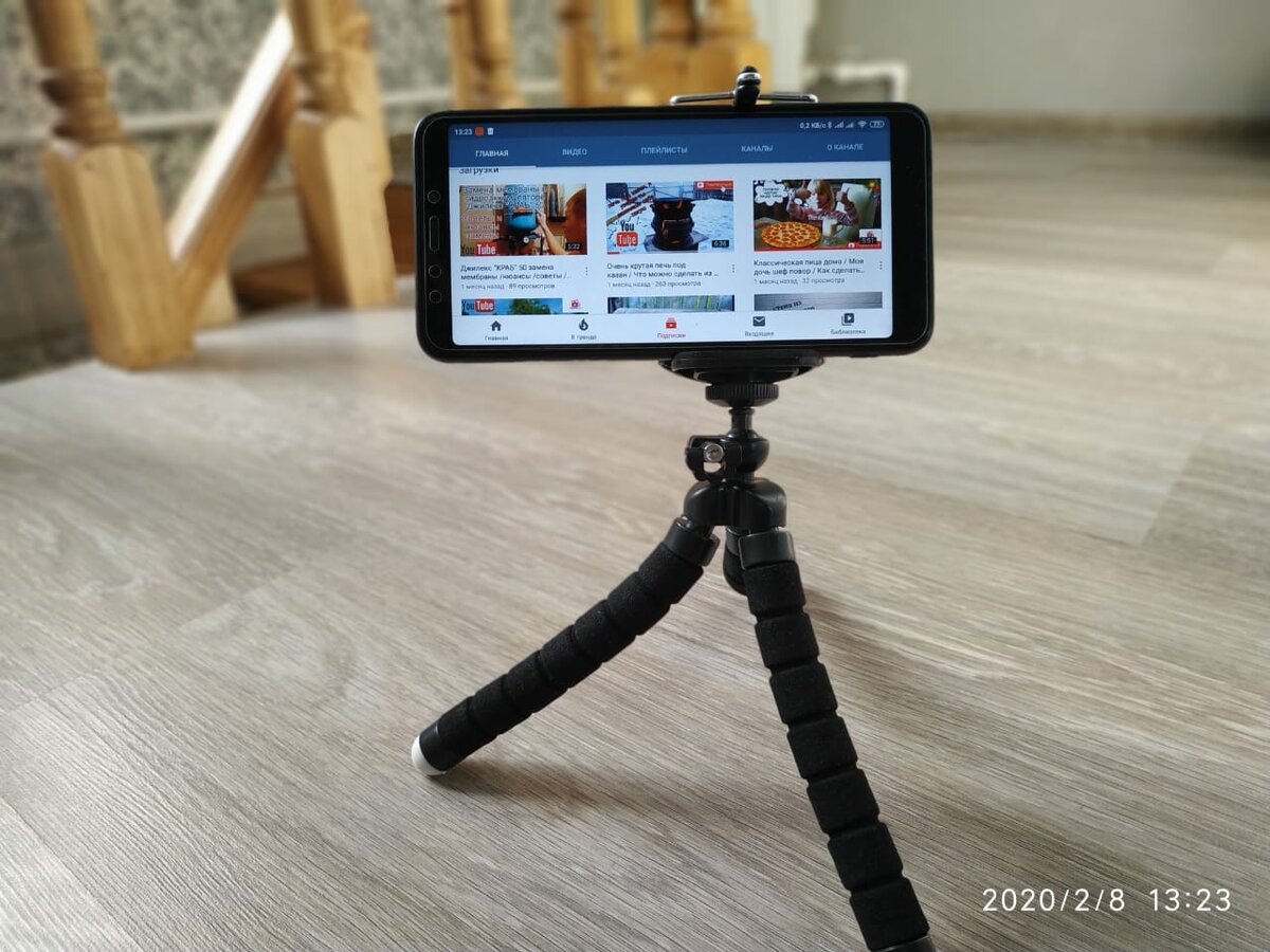 Небольшой штатив для телефона, камеры.