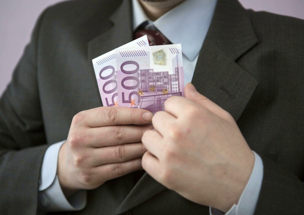 Каждая четырнадцатая вакансия (7%) предполагает зарплату от ста тысяч рублей. Большинство "дорогих" вакансий - для высшего менеджмента. Есть среди предложений и вакансии с зарплатой 400, 500 и даже 800 тысяч рублей в месяц.

Подборку вакантных рабочих мест с самыми высокими зарплатными предложениям подготовил портал hh.ru (документ есть в "РГ").

Так, больше всего работодатель готов платить главному инженеру нефтеперерабатывающего завода (регион, в котором предлагается работать соискателю, не называется) - 800 тысяч рублей в месяц. Столько же - генеральному директору / CEO в Новосибирске