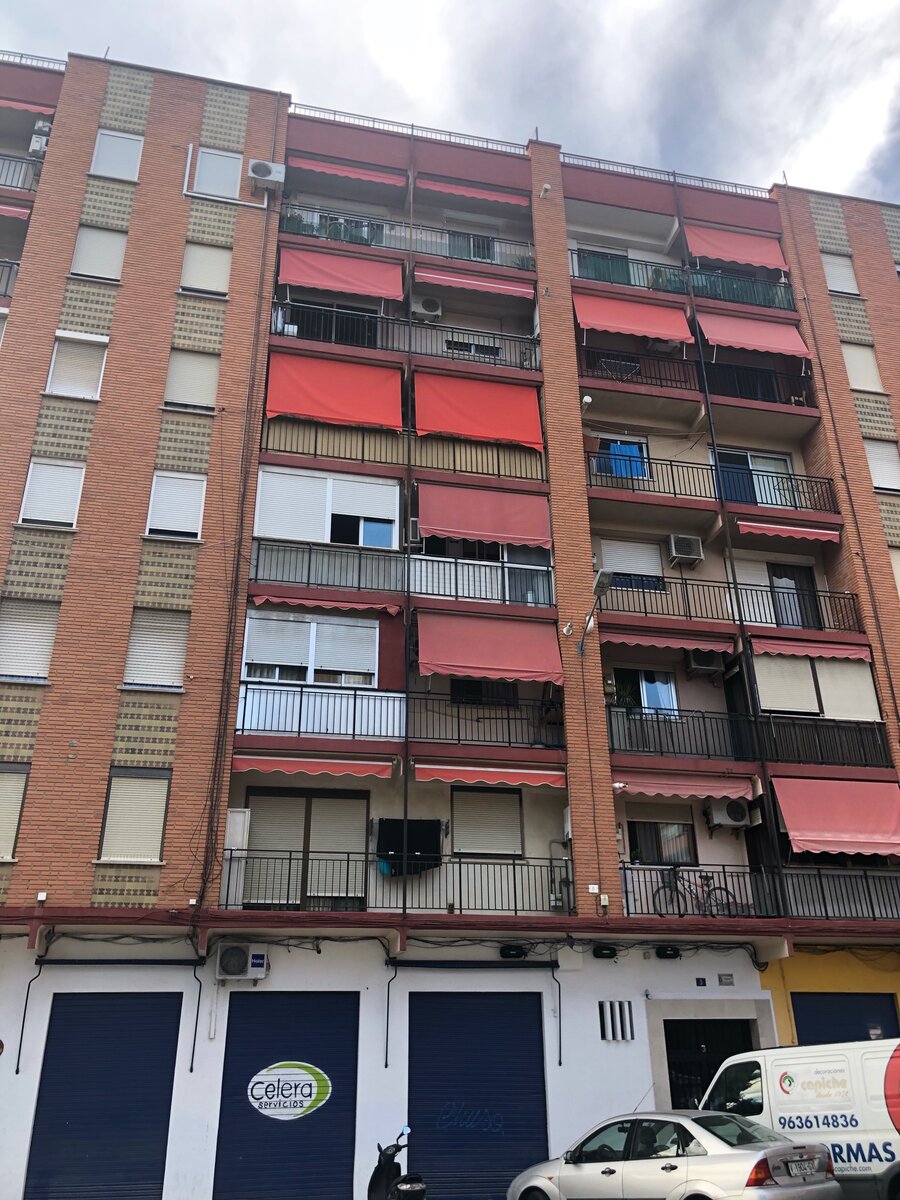 Вот к примеру типичный жилой дом, ну а застекленные балконы вы уж сами рассмотрите.