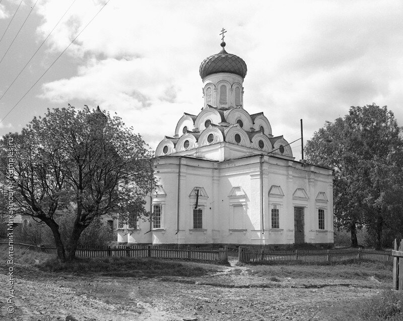 Церковь Покрова Пресвятой Богородицы Покровского, что на Удгоде, погоста (ныне село Дор Буйского района Костромской области). За деревьями заметна соседняя Богоявленская церковь.1979 год, Автор фото Рудченко В.М.