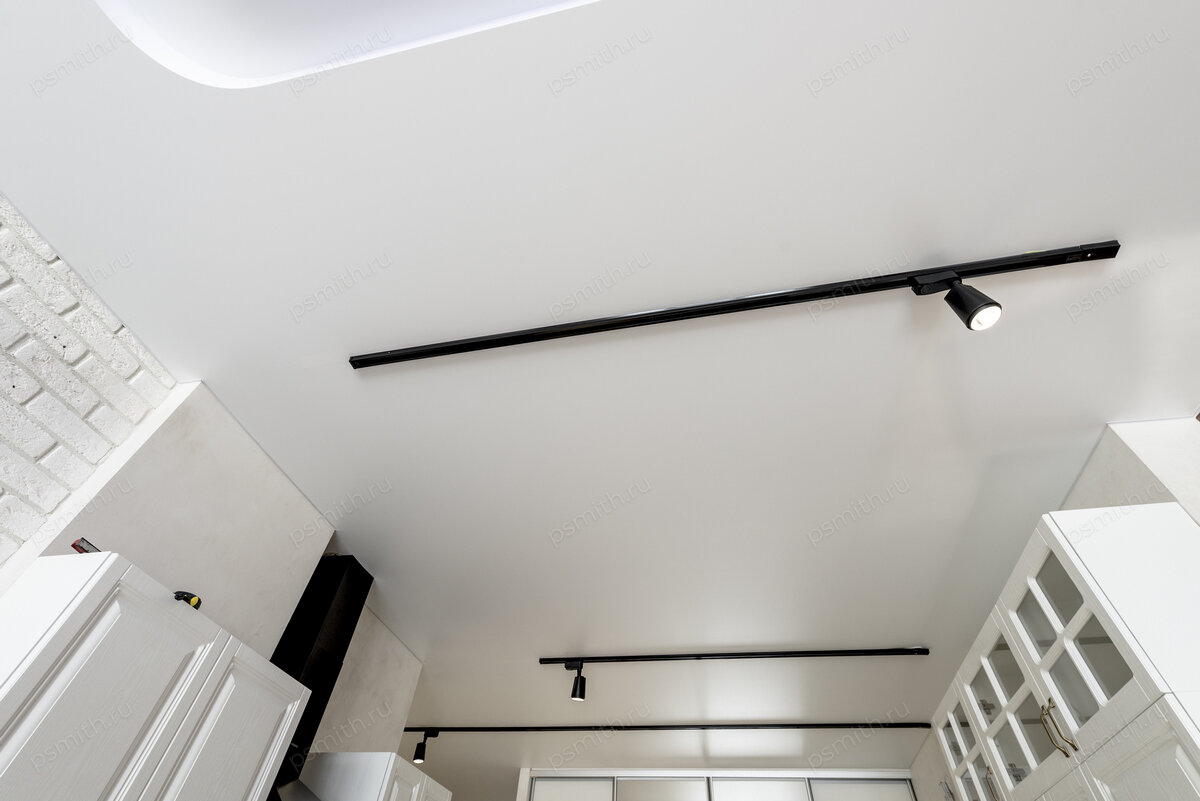 Трековые светильники на натяжном потолке
