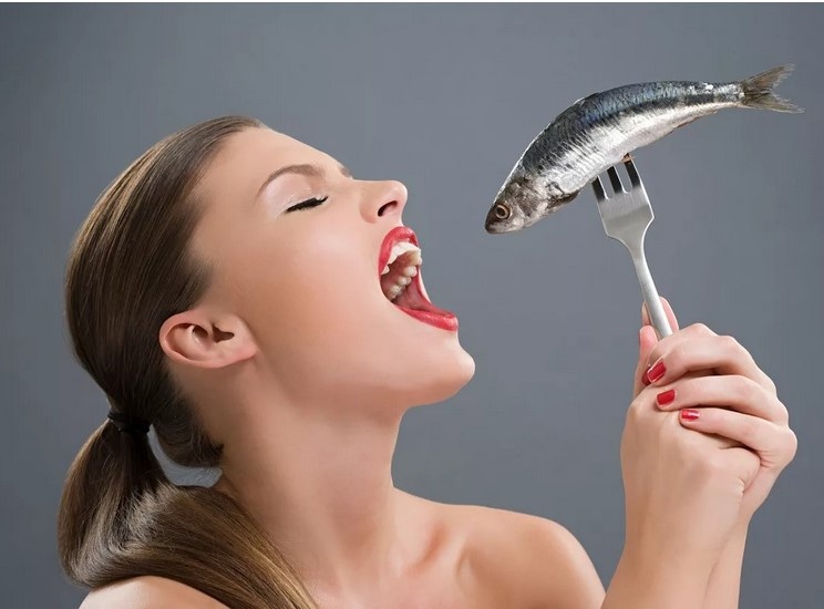 Всё же лучше предотвратить эту неприятность и вынимать абсолютно все косточки из рыбы , а кушать медленно, не торопясь , чем среди ночи искать способы избавления  от такой неприятности.