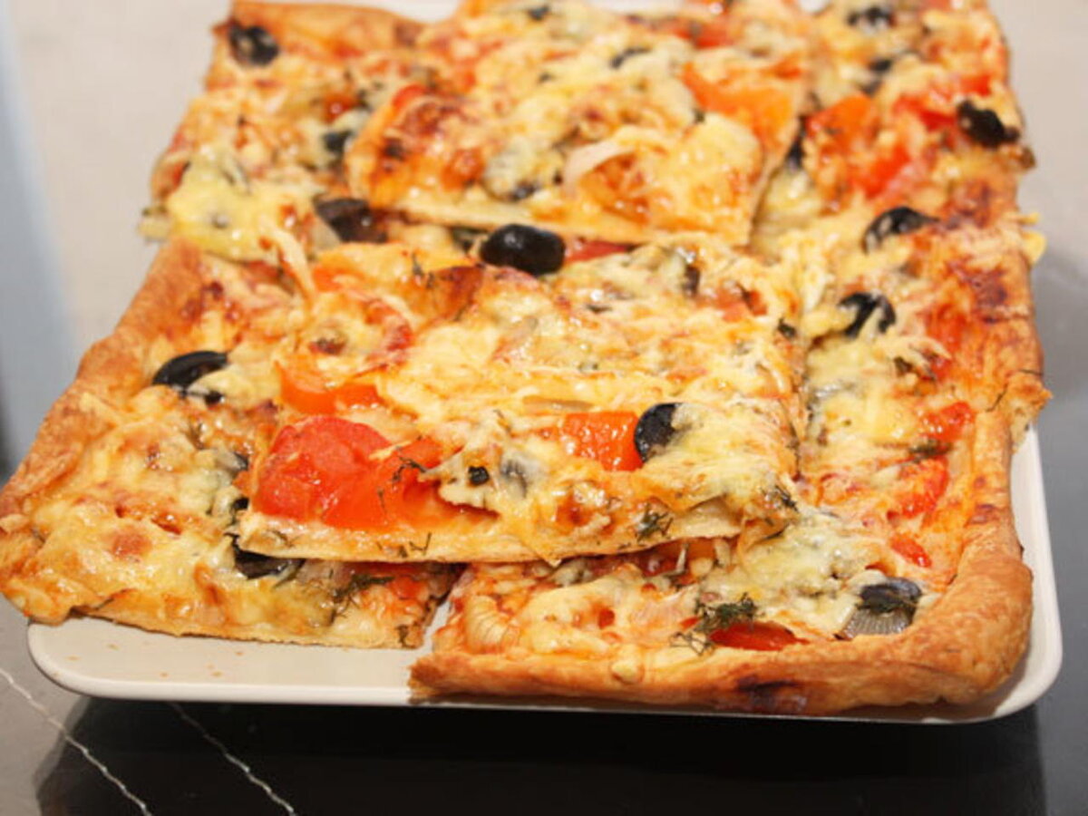 пицца со слоеным тестом бездрожжевым в духовке рецепт с колбасой и сыром фото 12