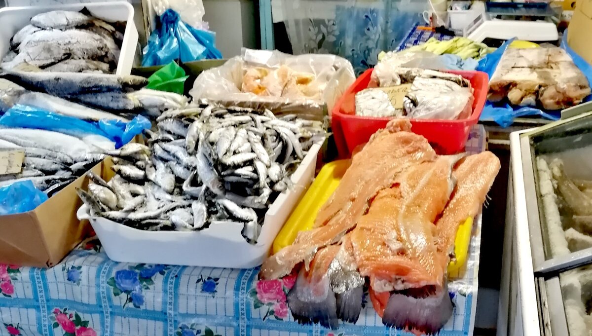 Слабосоленый хребет лосося на рынке Херсонской области (Украина)