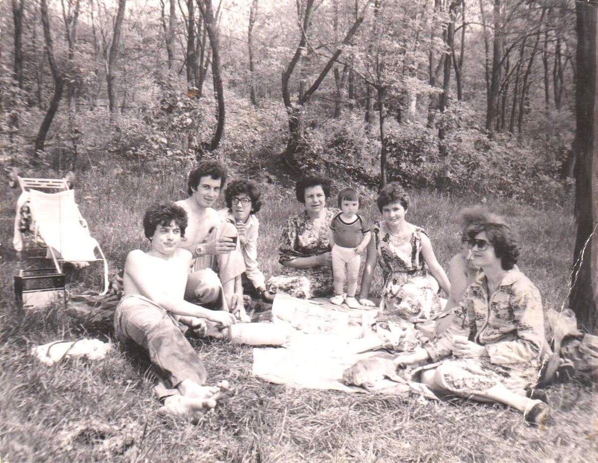 Мы в молодости на пикнике.Второй слева мой муж, рядом с ним Юрий. Я третья справа, рядом дочка  Марина  и свекровь (фото из архива автора)