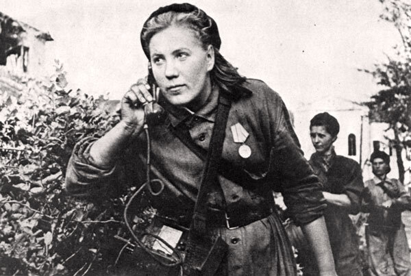 Таким он был, образ советской женщины на фронте. 