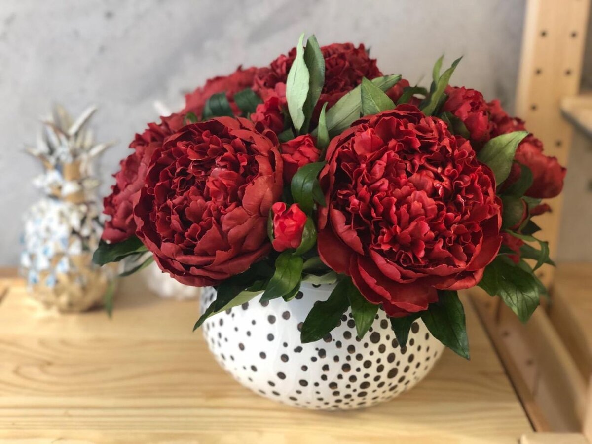 Хотя, возможно, я бы и не согласилась, ведь ничто не заменит нежную красоту срезанных цветов или сочность настоящей зелени. Никто не поспорит. Но, СТОП! Эти пионы там - ФАЛЬШИВЫЕ! Обычно листья предательски выдают это, но в данном случае нет.  Конечно я никого не заставляю теперь бежать и покупать шелковые пионы и расставлять их  везде. Но если вы ищете романтические идеи для уюта или вам надоело постоянно спасать умирающие цветы, то данная идея будет актуальна.
