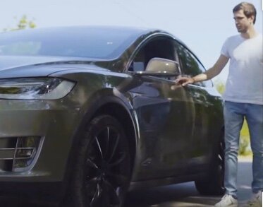 Богатый мужчина, ездивший на на дорогом авто 