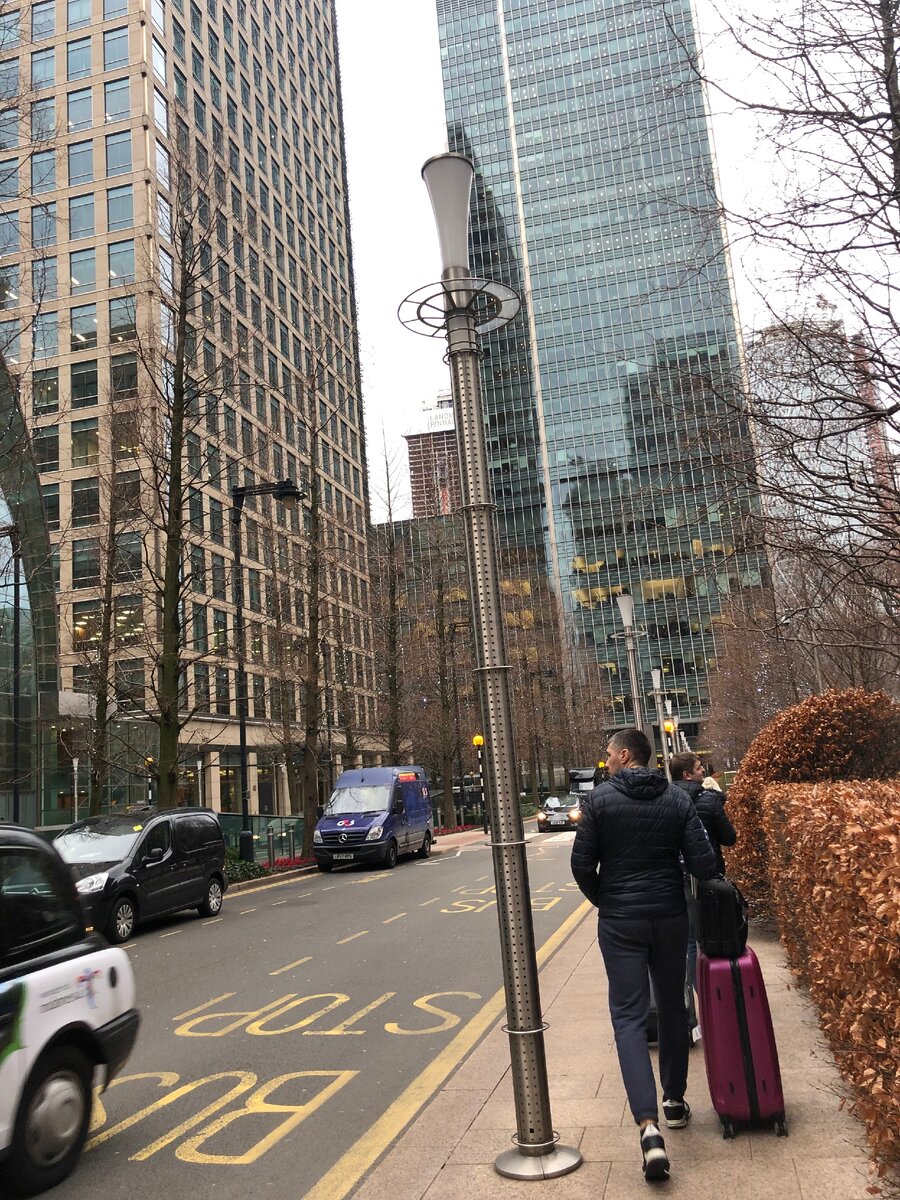 Везде чисто, никакого снега, слякоти,только сухой асфальт