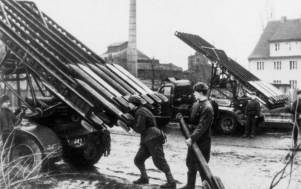  Расчет заряжает гвардейский реактивный миномет БМ-13 "Катюша. Германия, март 1945 года. Фото: waralbum.ru