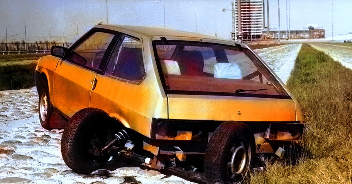 Фото с испытаний, не всё шло глатко: балку, лицензия на которую куплена у Volkswagen, сорвало с креплений во время тестов по брусчатке. 