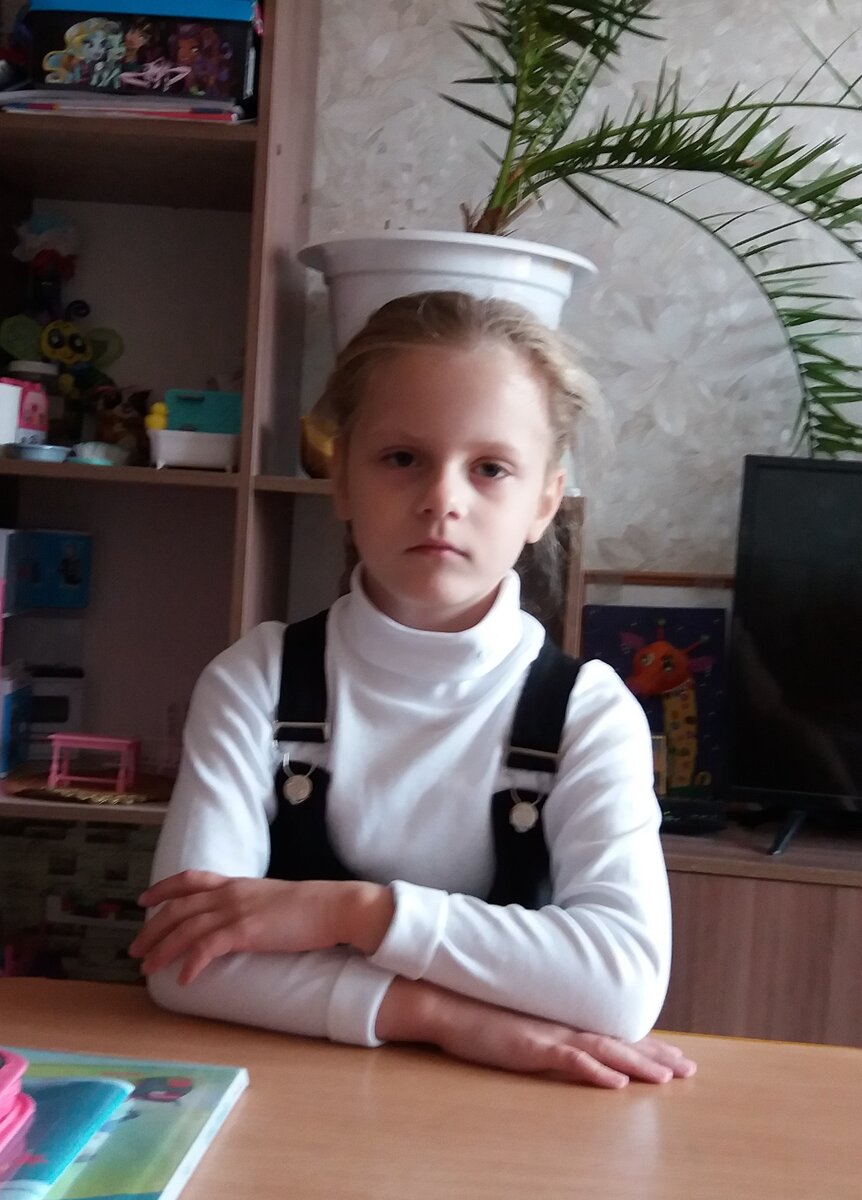 1 сентября - дома Виктория продемонстрировала, как нужно сидеть на уроках в школе