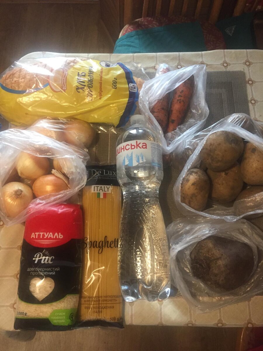 Вот такой набор принесли сегодня, каждому пенсионеру в Одессе.