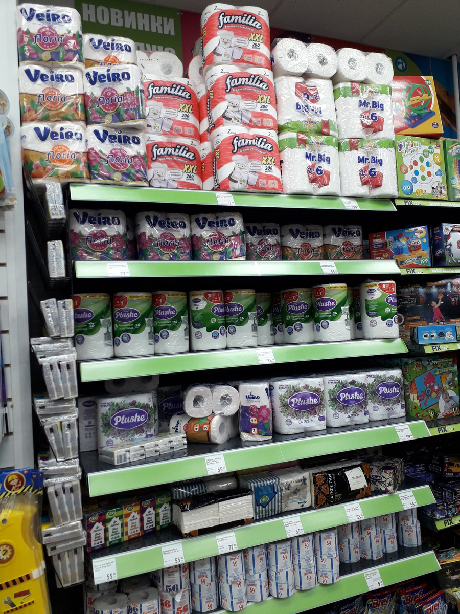 куча туалетной бумаги всех марок и расцветок)
