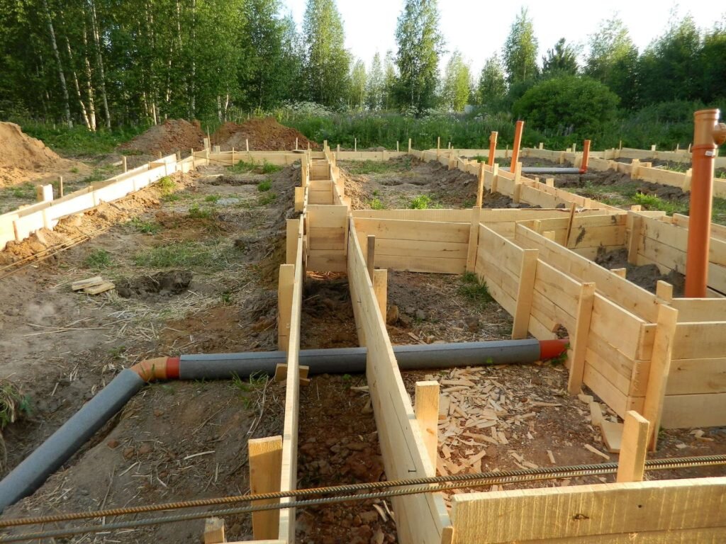 Популярен вопрос, насколько заливка фундамента частями имеет право на жизнь. Отвечаем – фундамент должен заливаться сразу, представляю собой монолит. Однако, если беспрерывная заливка фундамента бетоном невозможна по каким-то причинам, можно бетонировать слоями, придерживаясь следующих правил: