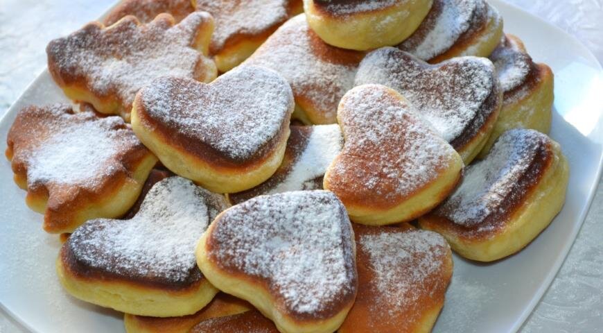 ИНГРЕДИЕНТЫ кефир - 250 г
сахар - 5 ст.л.
сода - 1 ч.л.
соль - 0,5 ч.л.
масло растительное - 2 ст.л.
яйцо - 1 шт.
мука - 4 стак.
ванилин - 1 пакетик