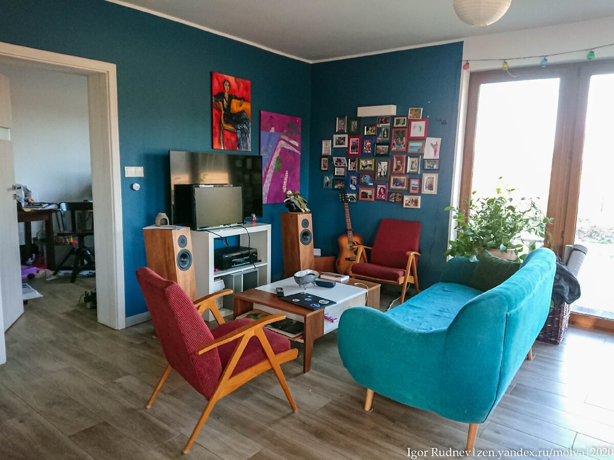 Этот дом принадлежит польскому программисту, у которого я останавливался по каучсерфингу. Электричество вырабатывают солнечные батареи, а тепло в дом дает камин 