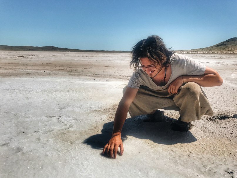 Самюель разглядывает казахский солончак