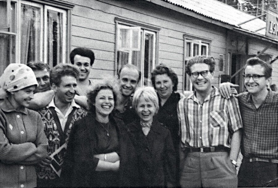 Молодые и задорные композитор, поэты и певцы.  1963 г. На Братской ГЭС