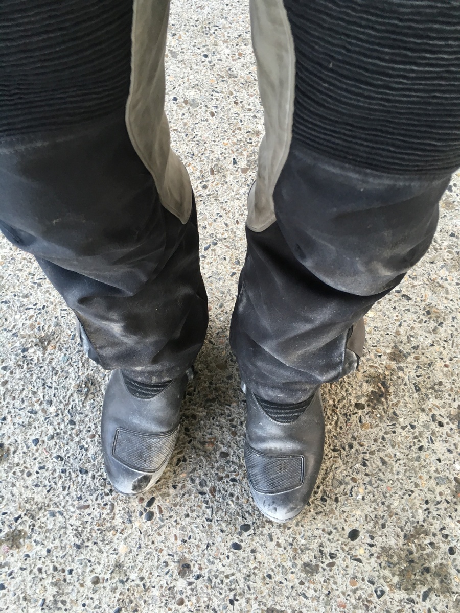 На фото: побелевшая от пыли мотоэкипировка Николаева эР