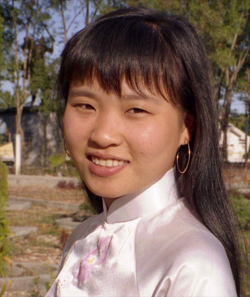 Если ничего не путаю, то эта чудесная мадемуазель работает в гостинице. За собой следит шикарно, хоть косметикой особо и не пользуется. Если хотите оценить вьетнамок, скажем так, "в среднем", то вот она перед вами - типичная внешность. Изображение из открытых источников.