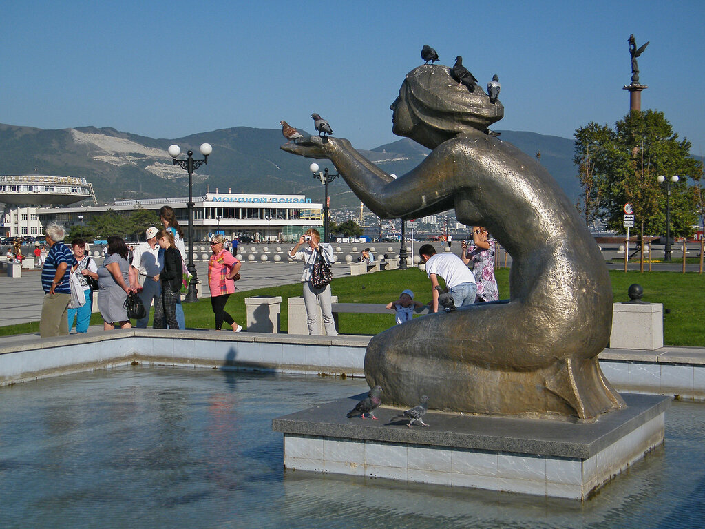 Новороссийск / Novorossiysk достопримечательности. Памятники города Новороссийска. Скульптуры на набережной Адмирала Серебрякова Новороссийск. Новороссийск / Novorossiysk дарующая воду.