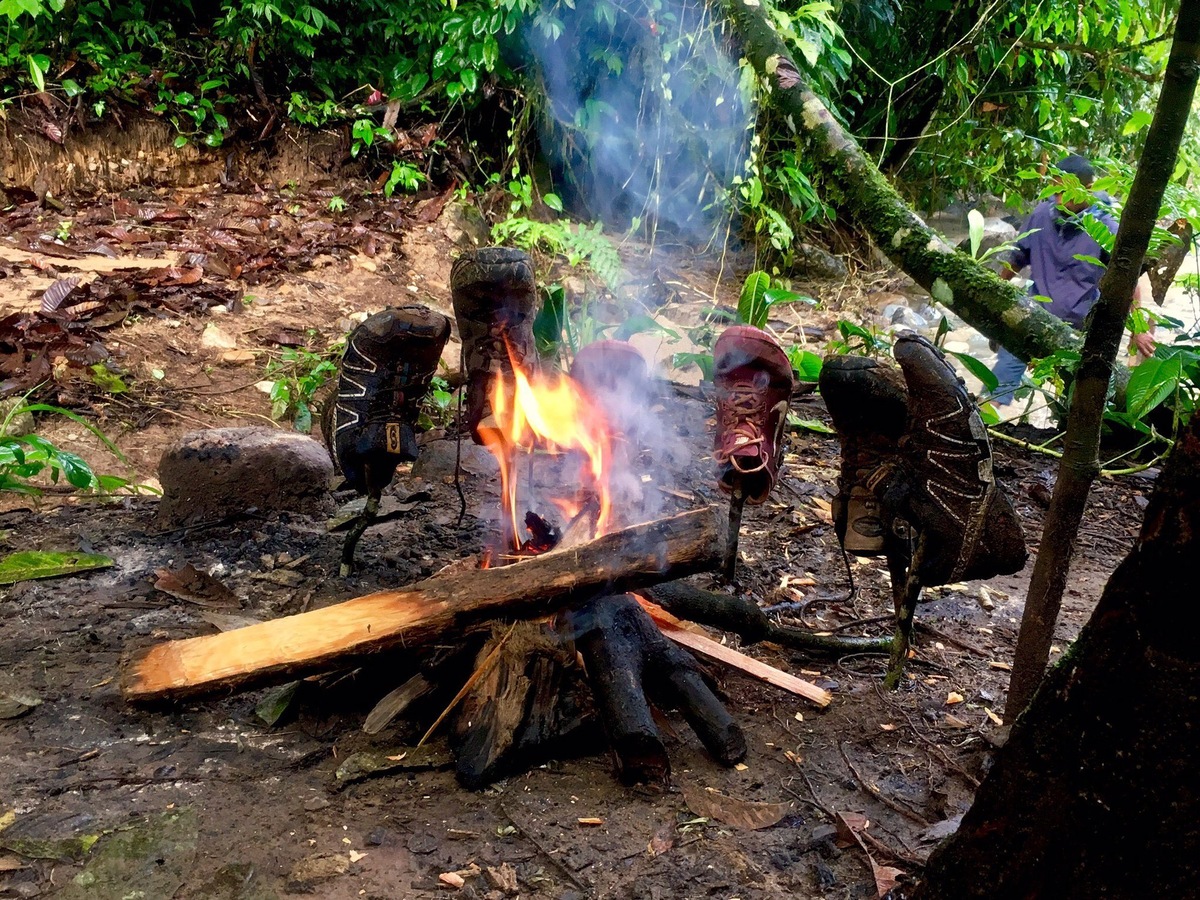 Сушка обуви у костра