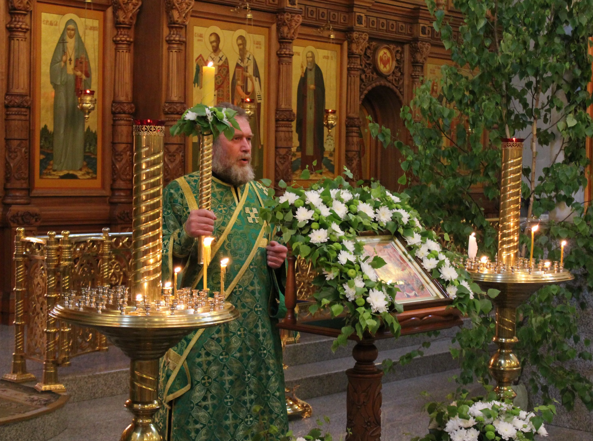 Украшение храма на Троицу. Украшаем храм к Троице. Украшение храмов на Троицу. Троица в декоре храма.