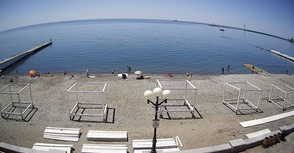 Пляж в Сочи. Фото с онлайн камер от 8 июня.