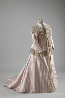 Платье для беременной женщины. Фото из каталога выставки.