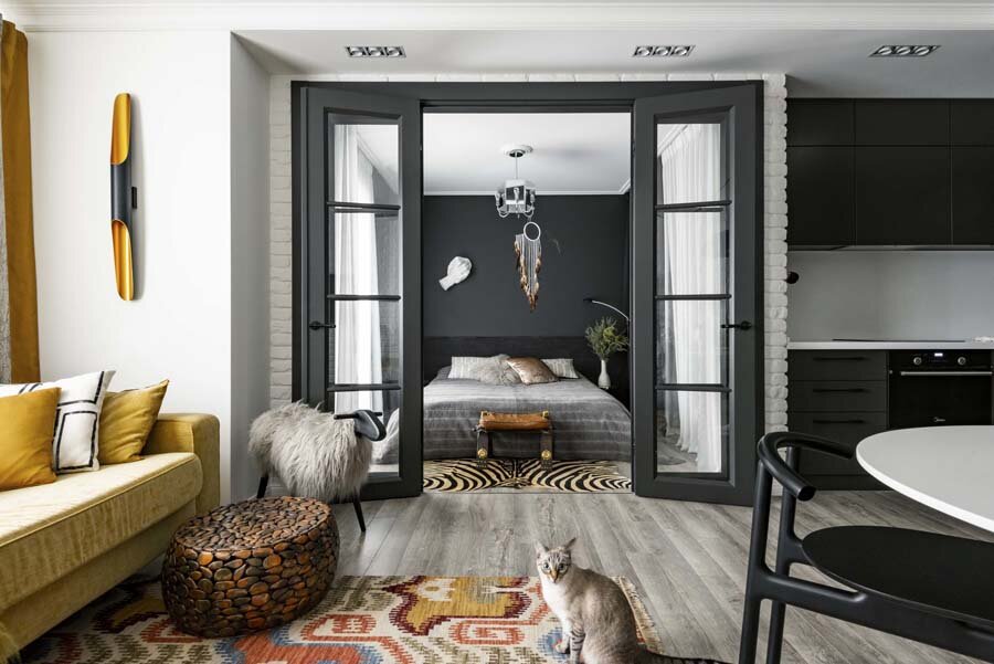 Этот яркий и необычный интерьер однокомнатной квартиры площадью 43 м², созданный Ксенией Ерлаковой (студия GRAFT), сложно отнести к какому-то одному стилю. Здесь есть и элементы скандинавского стиля, и брутальный лофт и экзотичные этнические мотивы. 