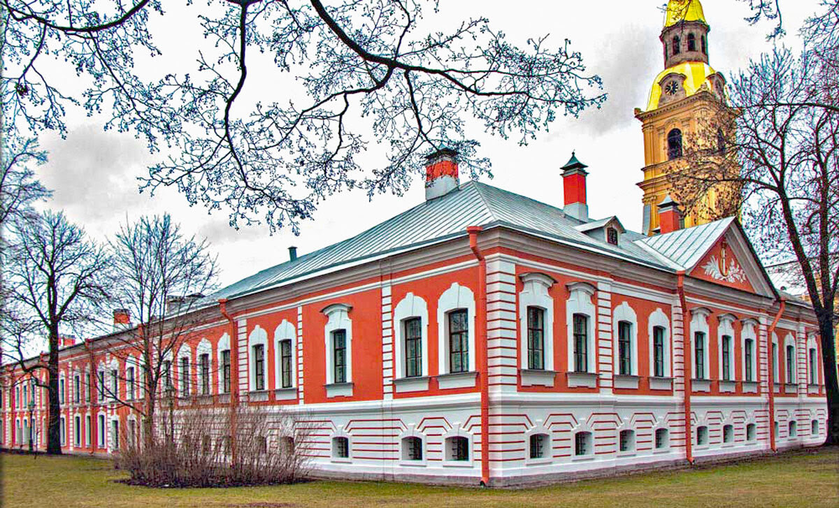 Дом музеев спб. Петропавловская крепость музей. Комендантский дом Петропавловская. Комендантский домик Петропавловской крепости. Инженерный дом в Петропавловской крепости.