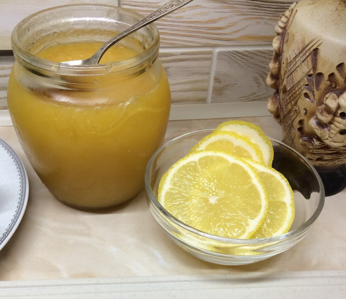 Можно ли пить мед с лимоном. Мед лимон чеснок. Настой чеснока с лимоном и медом. Лимонный сок и мед. Очищение сосудов народными средствами.