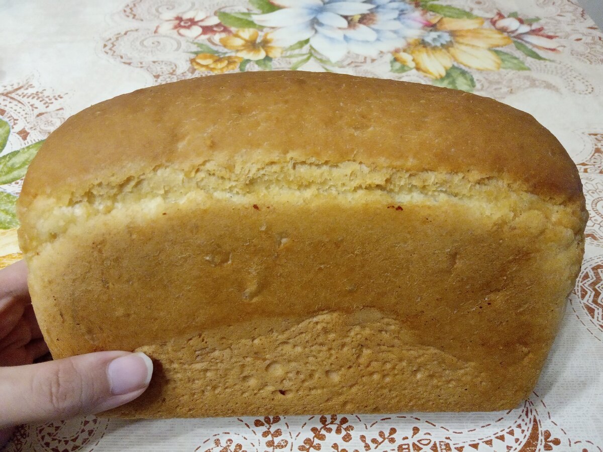 Купили буханку хлеба в пекарне. Он был ещё горячим. Но дома мы дали ему ещё немного остыть