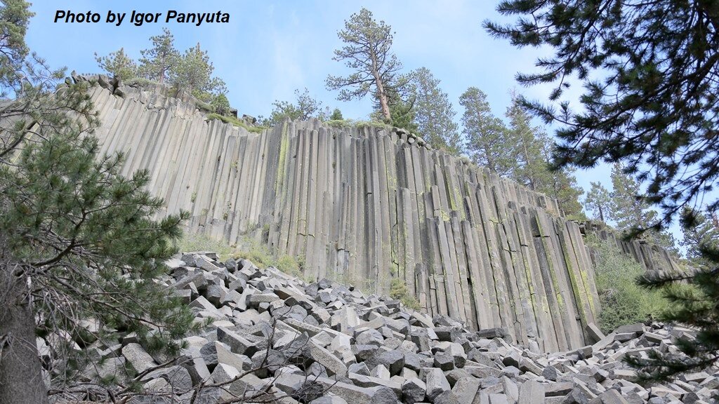 Базальтовые столбы в парке Devils Postpile National Monument, штат Калифорния, США