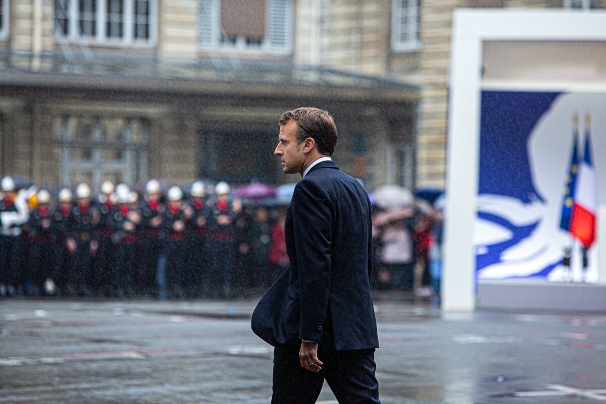 Ответ франция. Macron Army. Фильм про захват президента Франции. Эммануэль Макрон про Ислам. Macron Mafia сериал.