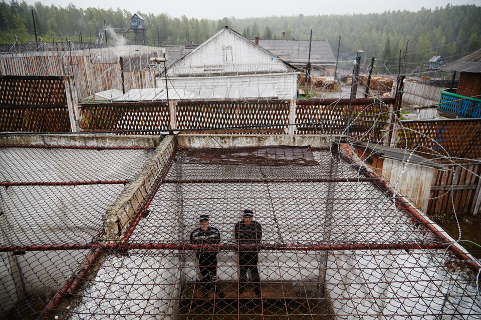Тюрьма "Чёрный беркут". Вместо туалетов - бочки. Покидать камеру можно раз в сутки на 50 минут. Из развлечений - помывка в бане раз в неделю. Известно, что каждый третий после 10 лет в "беркуте" сходит с ума или заканчивает жизнь самоубийством