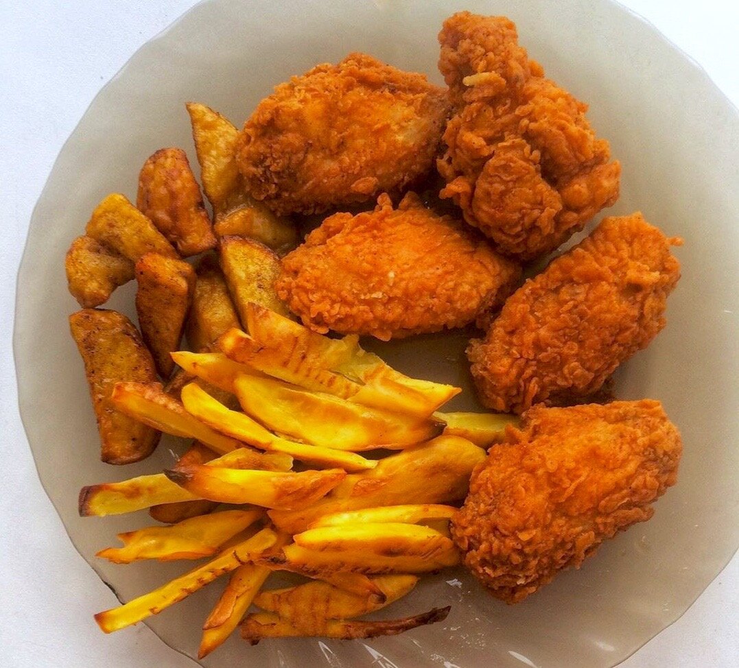 Стрипсы с картошкой фри.