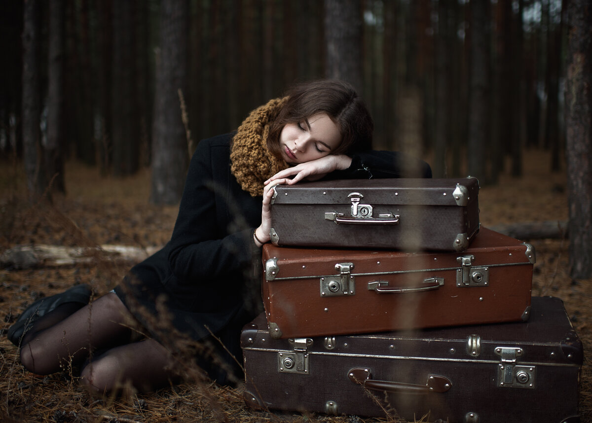 Вещи и уйти. Женщина с чемоданом. Женщина уходит с чемоданом. Фотосессия с чемоданом. Фотосет с чемоданом