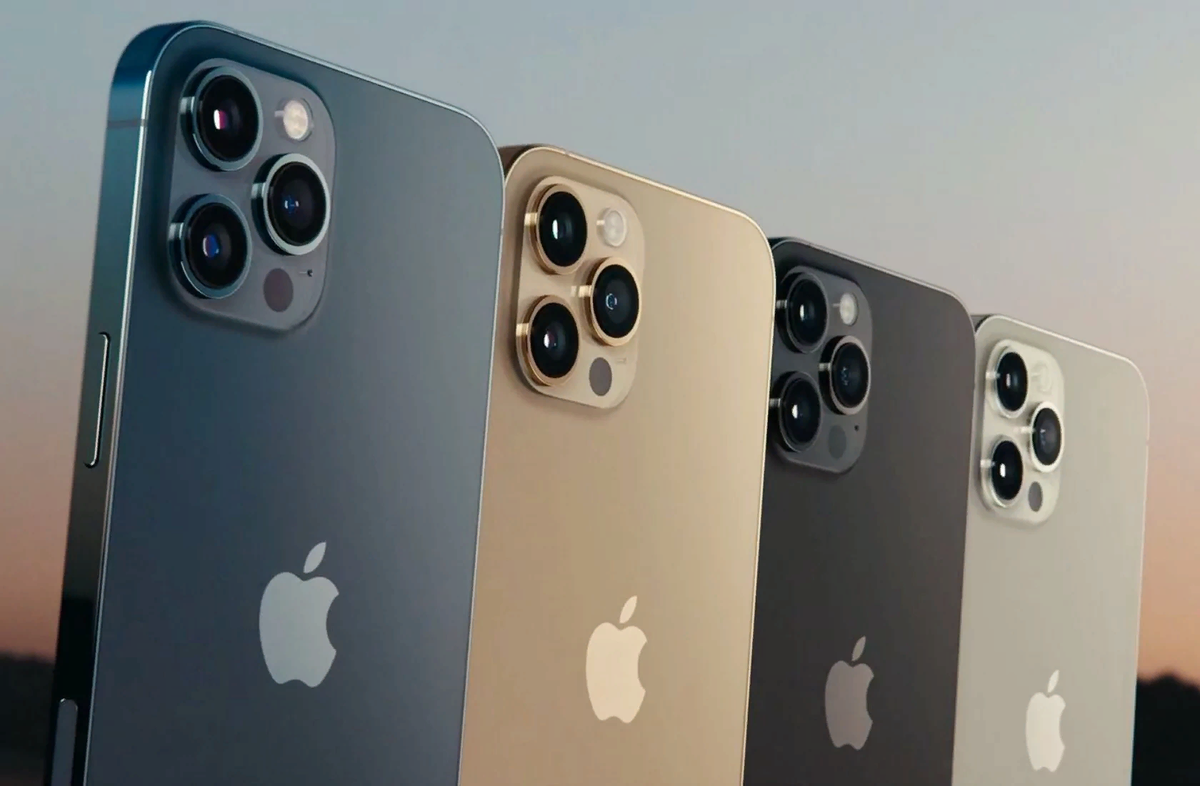 13 октября компания Apple объявила о новой эре в истории iPhone, представив миру свежую линейку смартфонов — iPhone 12 mini, iPhone 12, iPhone 12 Pro и iPhone 12 Pro Max. На первый взгляд нововведения в основном незначительны, но если копнуть глубже, то находится немало вещей, которые в корне меняют ситуацию. В прошлом году iPhone 11 и iPhone 11 Pro удивляли улучшенными камерами, в этом году iPhone 12 и iPhone 12 Pro тоже выделяются ими, однако добавьте сюда ещё возвращение полюбившегося плоского дизайна, глобальную поддержку 5G и не только. В данной статье рассказываю, какие главные изменения в iPhone 12 и iPhone 12 Pro по сравнению с предыдущим поколением.