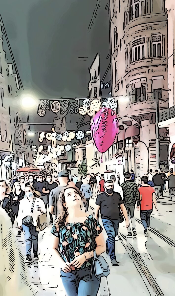  Многолюдьность - одновременно и  плюс, и  минус. Здесь зависит от обстоятельств.