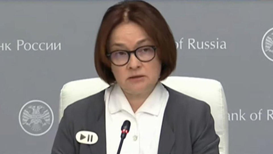 Эльвира Набиуллина с брошкой "пауза". Кадр с видеотрансляции