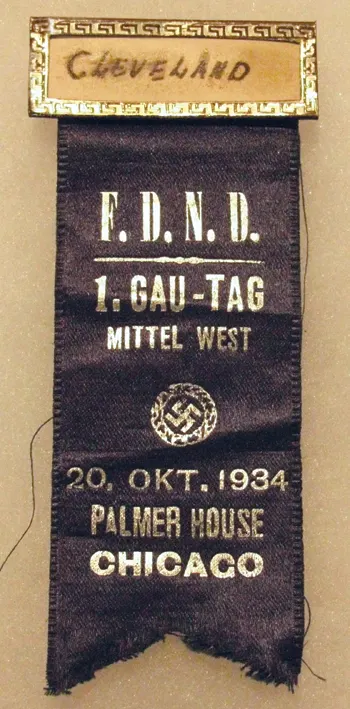 Делегат из Кливленда, штат Огайо, носил этот значок на встрече Die Freunde des Neuen Deutschland (FDND) Gau-Tag, состоявшейся в Палмер-Хаус в Чикаго 20 октября 1934 года.