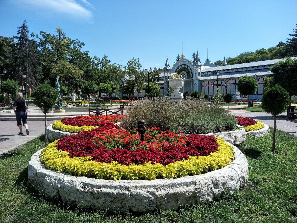 Город пятигорск парк. Пятигорск парк. Парк цветник Пятигорск. Пятигорск парк Горького. Цветы Пятигорск парк цветник.