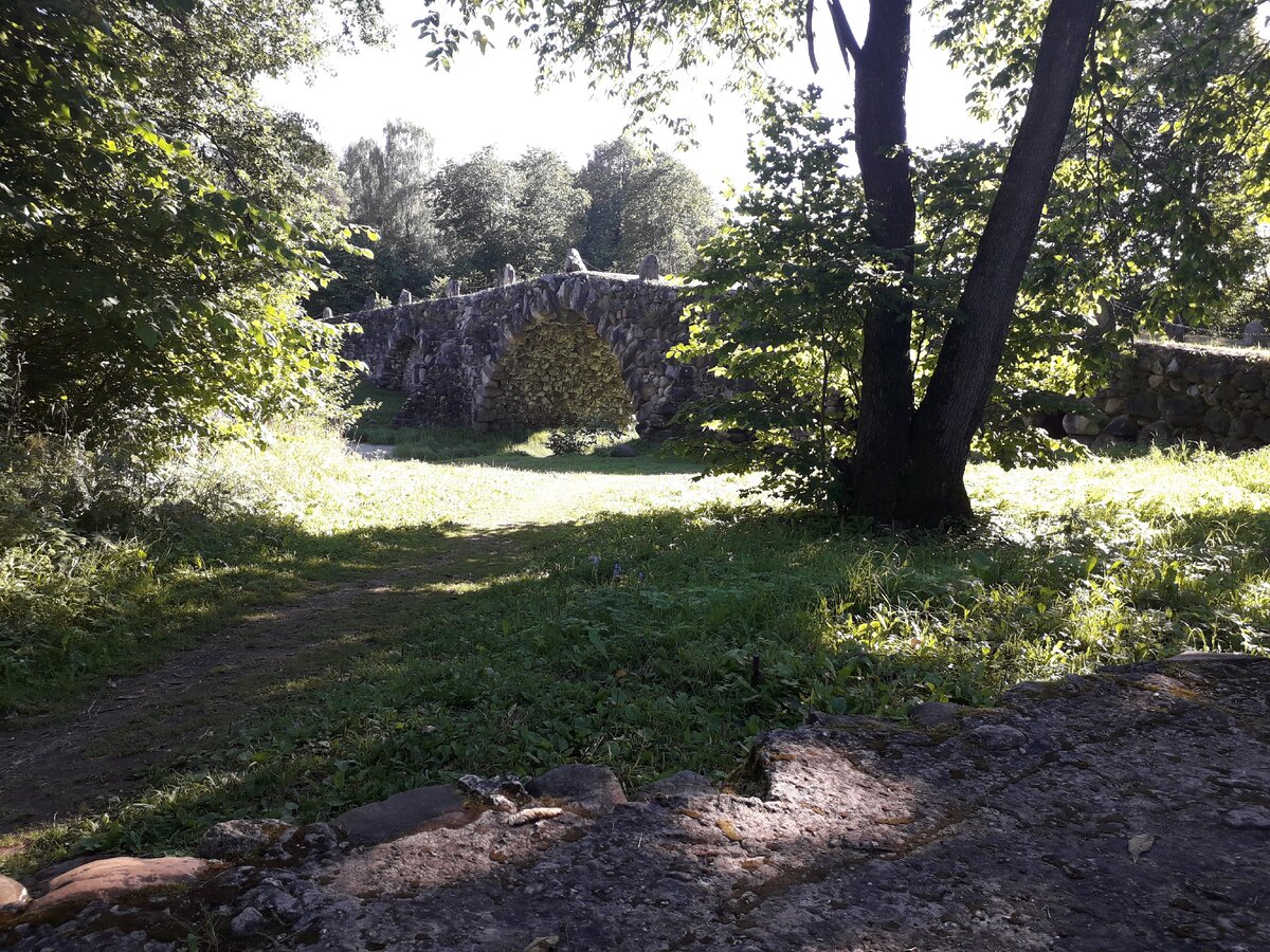 Валунный мост, построенный архитектором Львовым во второй половине XVIII века, получил название "Чёртов мост".