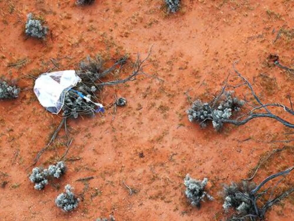 Капсула с образцами астероида Рюгу во время его восстановления в австралийской пустыне 5 декабря 2020 г. JAXA