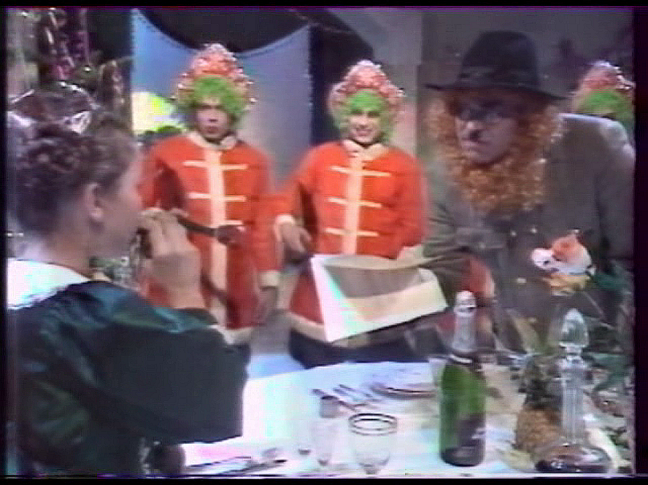 А девочке Дед Мороз дал шоколадного Сталина, производства фабрики им. Бабаева. "Скушай, девочка, шоколадку." Девочка - хрум, и откусила голову у т.Сталина, и с удовольствием съела. А Дед Мороз ей:"Ну, все, вот ордер на твой арест за покушение на т. Сталина".